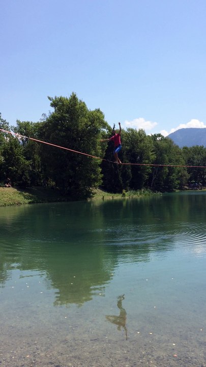 Thyez : la traversée du lac en slackline par Nathan Paulin