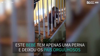 Bebé só com uma perna supera-se e sobe escadas