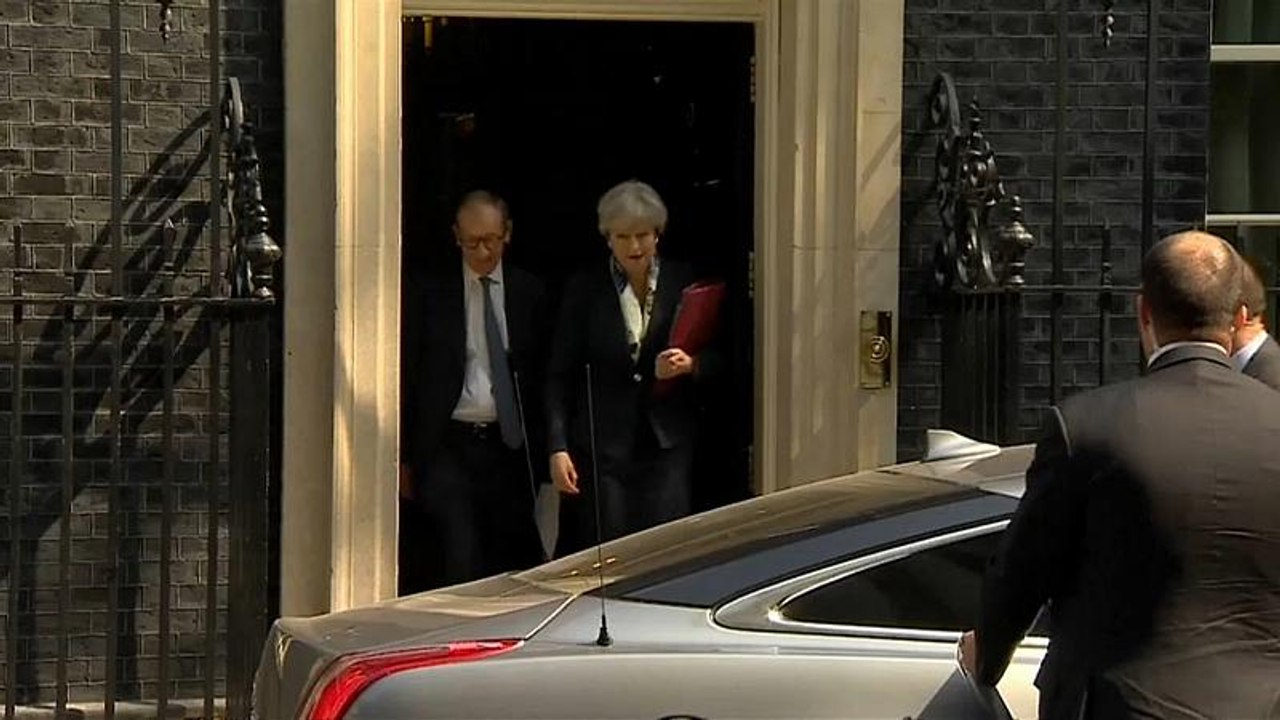 Brexit: Theresa May resiste, nonostante le dimissioni dei Ministri