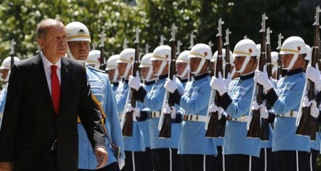 Külliye'deki Törene Katılan Misafirlere, Özel Bastırılan 1 Liralardan Hediye Edildi
