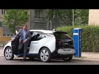 Descargar video: BMW i3 Charging at a charging station | AutoMotoTV