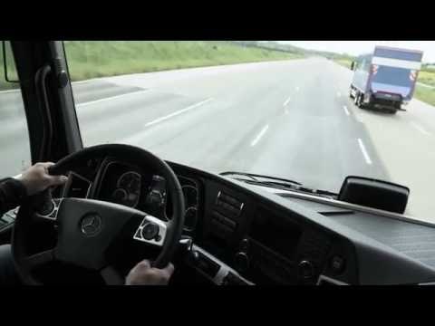 Mercedes-Benz - Lane change with moving vehicle - Active Brake Assist 4 and Sidegua | AutoMotoTV