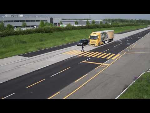 Mercedes-Benz - Partial braking at pedestrian - Active Brake Assist 4 and Sideguard | AutoMotoTV