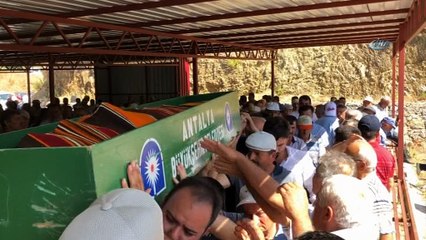 Antalya'da trafik kazasında ölen 4 kişi toprağa verildi.