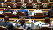 Report Tv - Momenti kur Panariti ndërron kartën e Bitrit me të Tavos në Kuvend