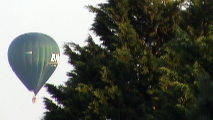 2 montgolfieres au dessus de la bretagne...