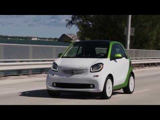 smart fortwo electric drive - Driving Video in White and Green Trailer | AutoMotoTV