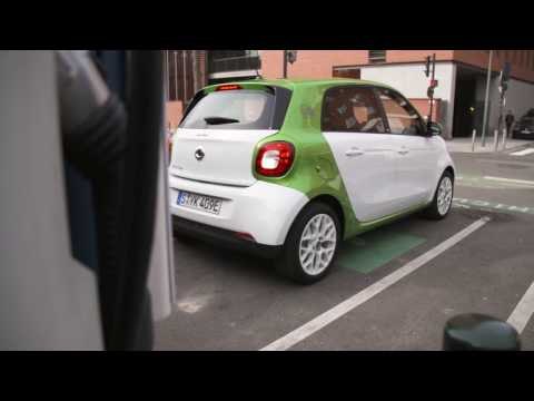 smart forfour electric drive white electric green Charging | AutoMotoTV