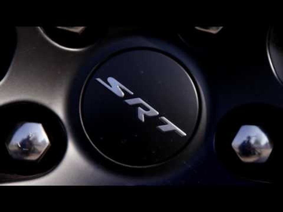 Jeep Grand Cherokee Exterior Design in Red | AutoMotoTV