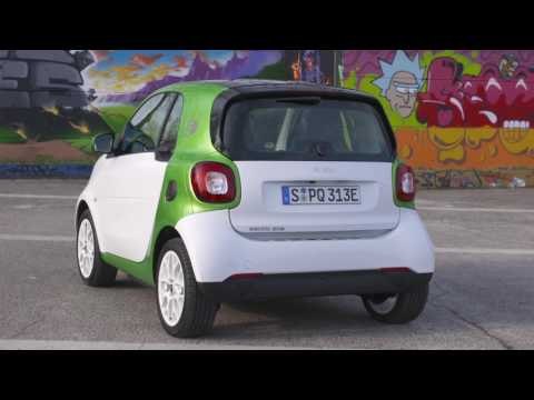 smart fortwo electric drive white electric green Exterior Design | AutoMotoTV