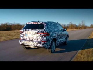 Descargar video: 2017 SKODA KAROQ Covered Driving Video | AutoMotoTV