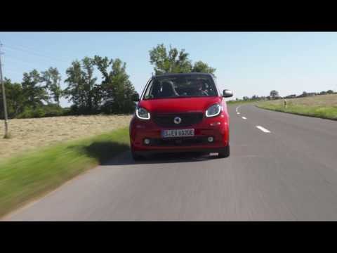 smart fortwo cabrio electric drive red Driving in the country | AutoMotoTV