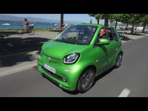 smart fortwo cabrio electric drive electric green Driving in the city | AutoMotoTV