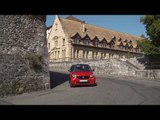 smart fortwo cabrio electric drive red Driving in the city | AutoMotoTV