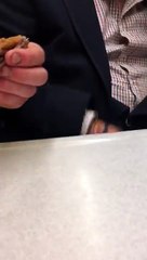 Il vole des nuggets dans le métro quand la porte s'ouvre !