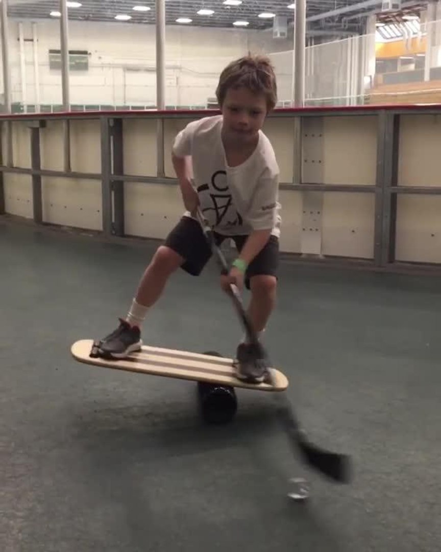 Boy Shows off Hockey Skills on Balance Board - video Dailymotion