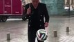 Ich war im verregneten Paris ein paar Tricks machen und einen Ball der letzten WM unterschreiben. Natürlich war es der Ball der WM 2014 . Die Bälle werden am E