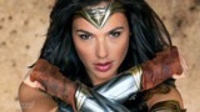 Gal Gadot Visits Children's Hospital In Entire Wonder Woman Ensemble | THR News