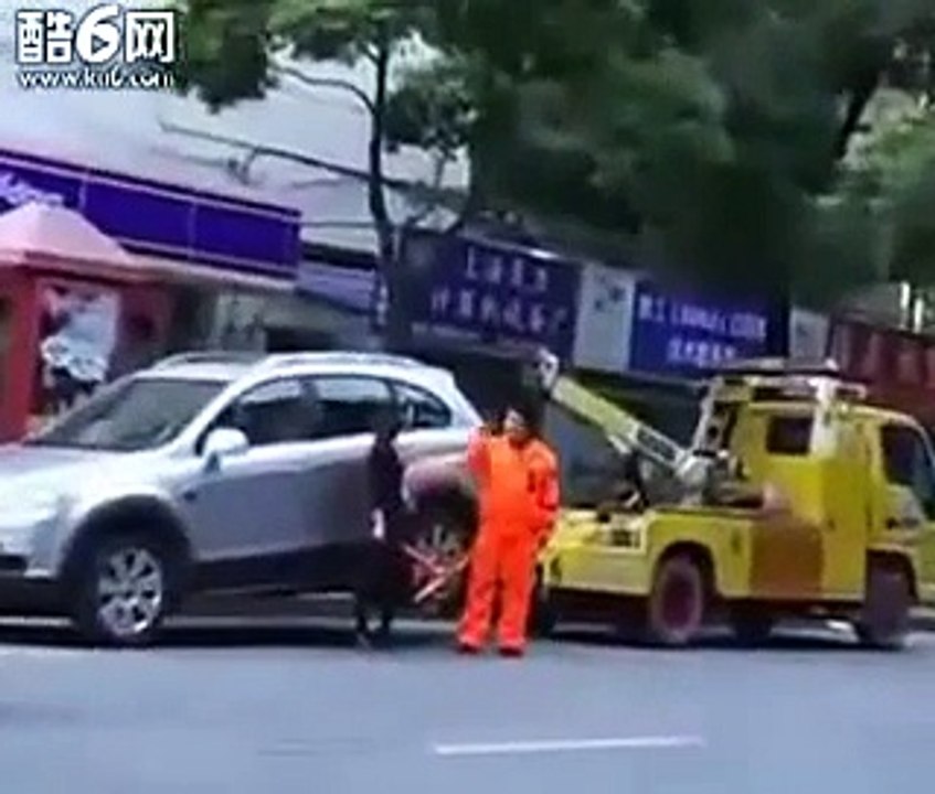 Quand c'est la voiture qui embarque la dépanneuse de la fourrière