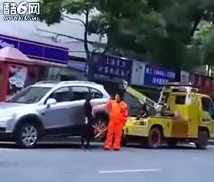Quand c'est la voiture qui embarque la dépanneuse de la fourrière
