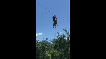 Un papa et son fils se retrouvent coincés sur la tyrolienne de Gatorland au dessus des alligators