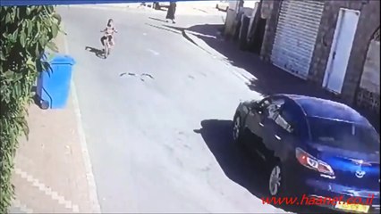 Cette femme en vélo a faillit se faire mordre par un serpent