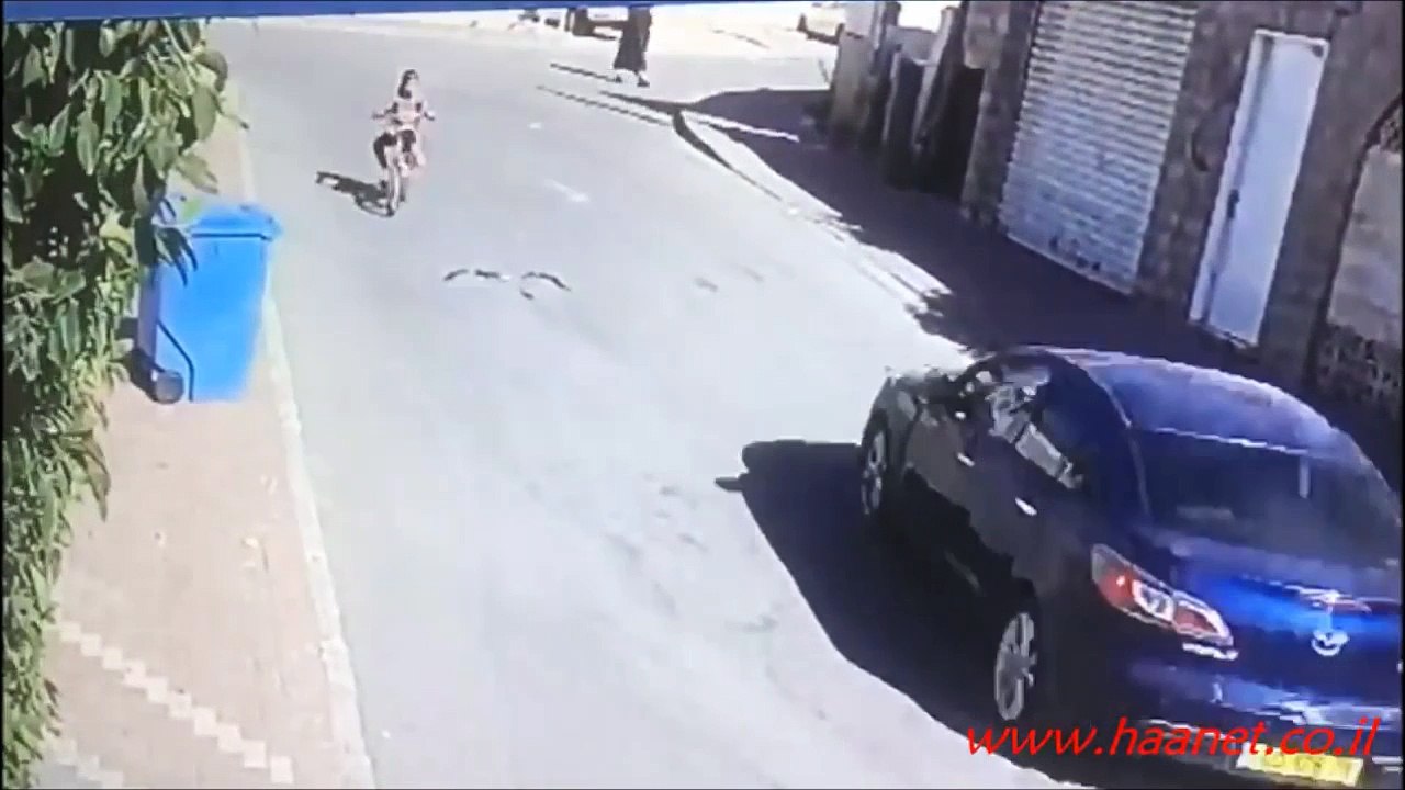 Cette femme en vélo a faillit se faire mordre par un serpent