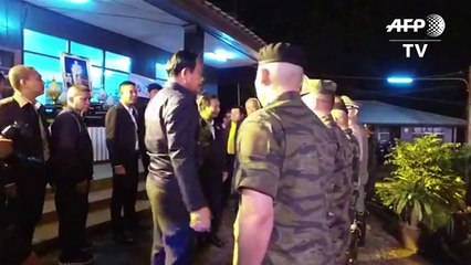 Premier tailandês visita local de resgate