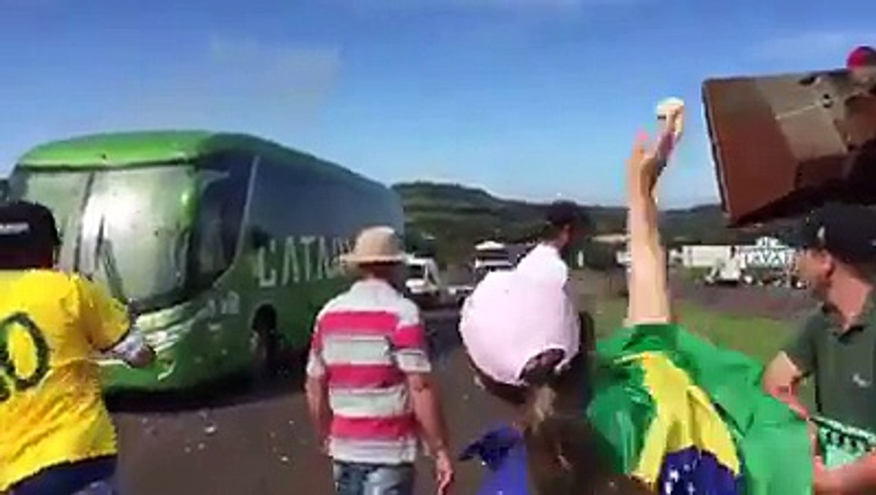 Le bus des joueurs Brésilien est attaqué par des fans en colère