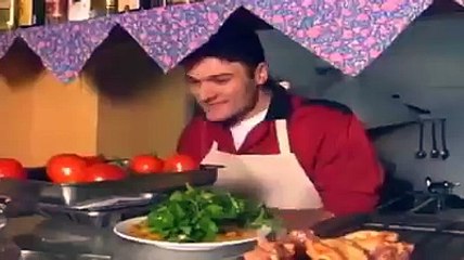 1996 - "Çilli Bom" adlı şarkının klibinde kebapçı rolünde oynayan Alpay Özalan, salataya limon yerine elma sıkıyor.