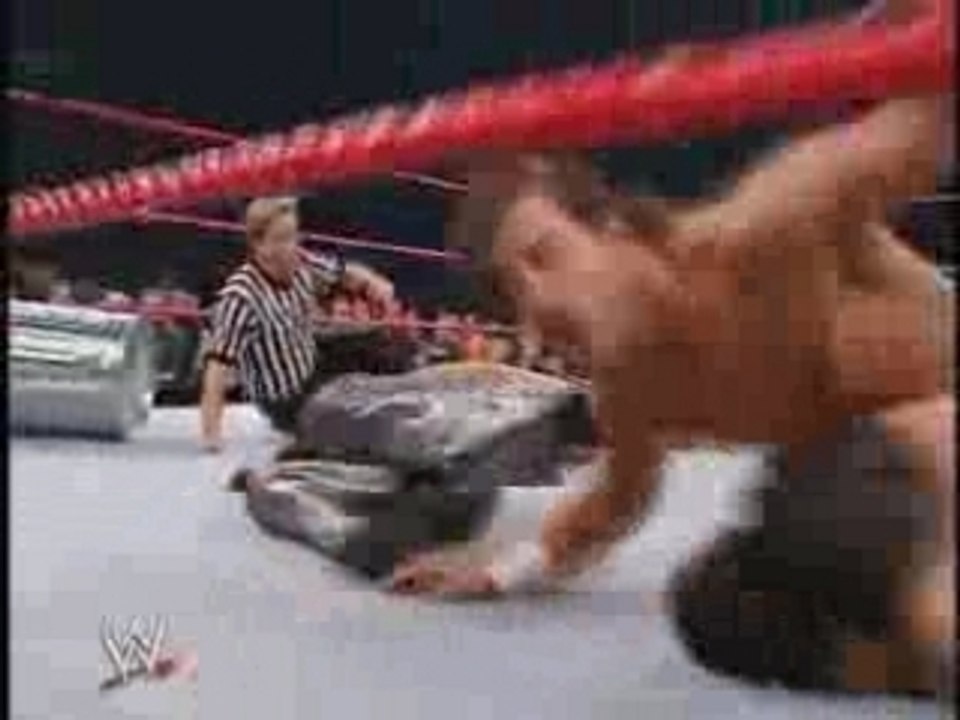 Victoria vs Trish Stratus  Chicago Street Fight