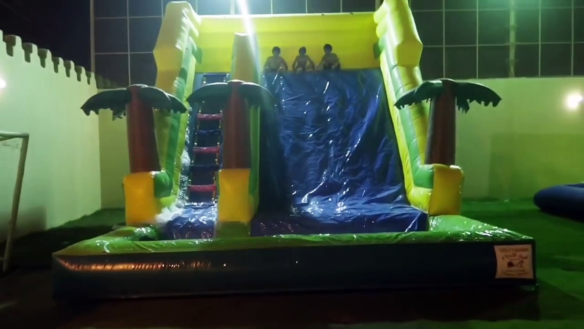 حمده وسلتلت يلعبون مع اهل الحارة في الملعب الصابوني | ام شعفه طاحت في  المسبح - فيديو Dailymotion