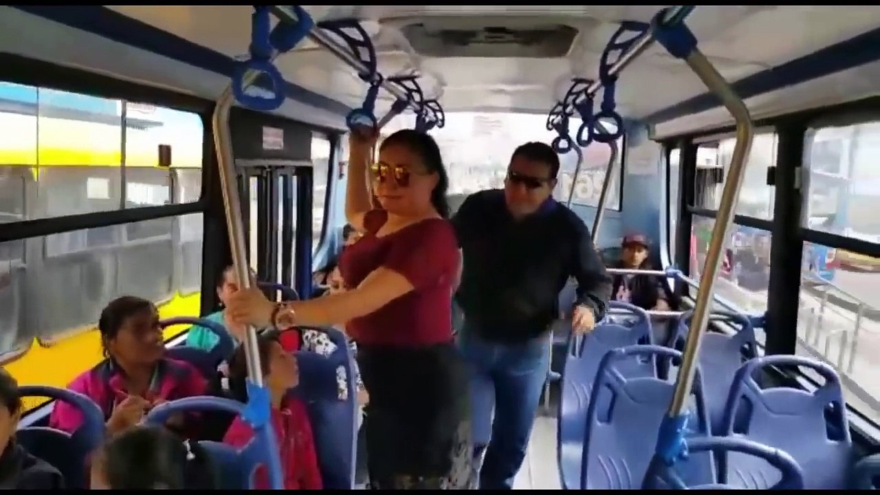 التصق بها من الخلف في الحافلة فحدث شيئ غير متوقع شاهدوا ههههه