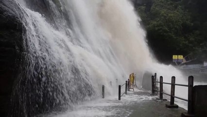 குற்றாலத்தில் வெள்ளப்பெருக்கு...சுற்றுலா பயணிகள் குளிக்க தடை-வீடியோ