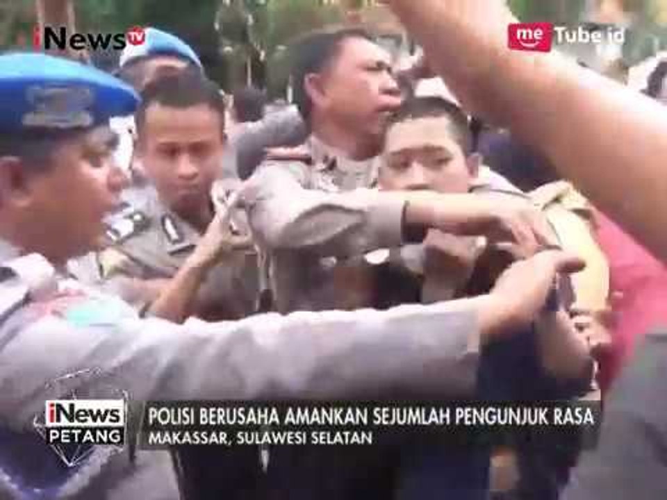 Demo Hardiknas di Makassar Diwarnai Kericuhan Antar Mahasiswa vs Polisi - iNews Petang 02/05