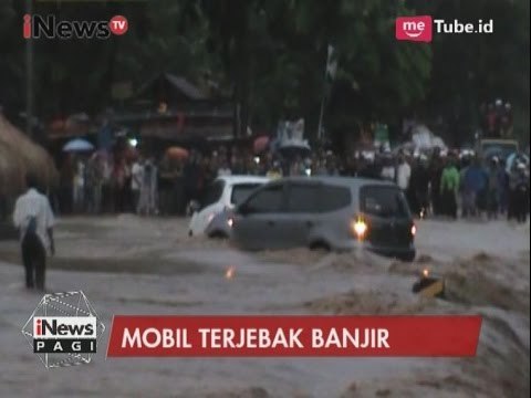 Video Detik-detik 2 Mobil Terjebak di Tengah Banjir Bandang di Banten - iNews Pagi 06/05