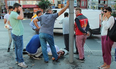Otobüse yetişmek isterken taksi çarptı