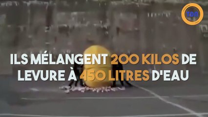 Ils mélangent 200 kilos de levure à 450 litres d'eau