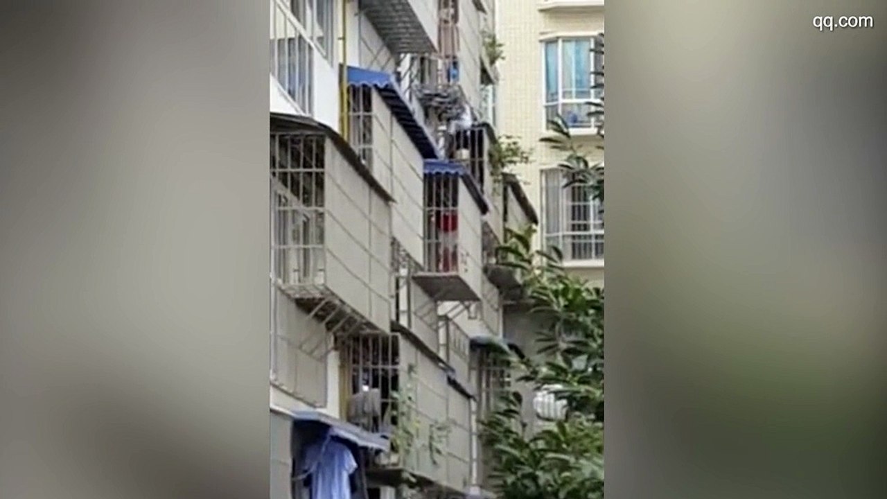 رجل عجوز يخاطر بحياته لإنقاذ هذا الطفل