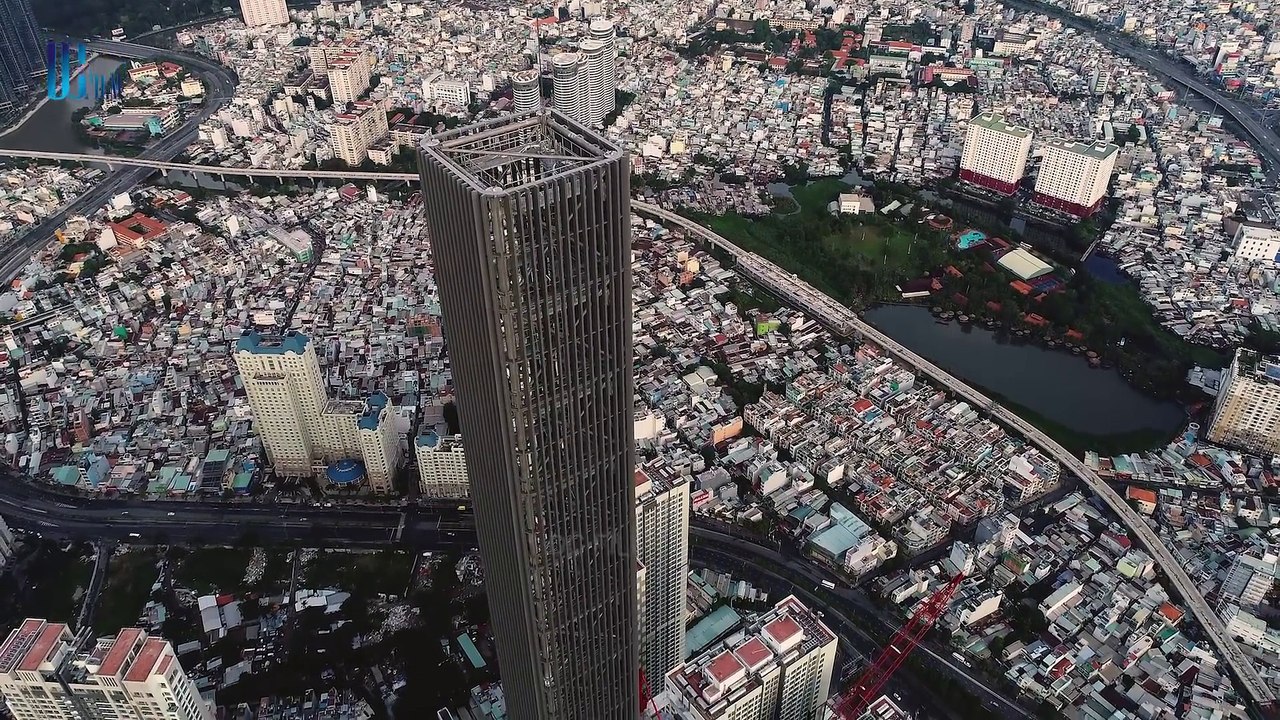 Toà nhà chọc trời The Landmark 81 Cận cảnh lắp kính tháp Spire để kịp khánh thành vào 8-2018