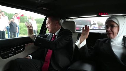 Cumhurbaşkanı Erdoğan Aracının İçinden Halkı Selamladı Hd