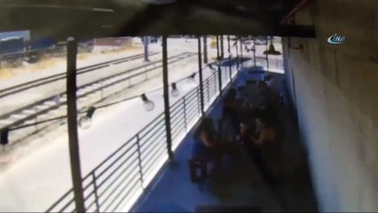 Tren Otomobili Biçti: 2 Ölü, 20 Yaralı