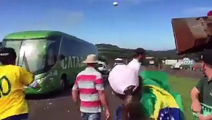 Brasileños reciben a su selección tirándoles tomates y huevos aqui el video