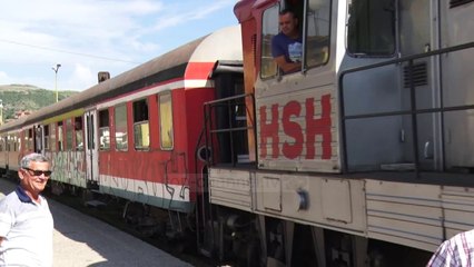 Télécharger la video: Del nga shinat treni i linjës Elbasan-Durrës - Top Channel Albania - News - Lajme