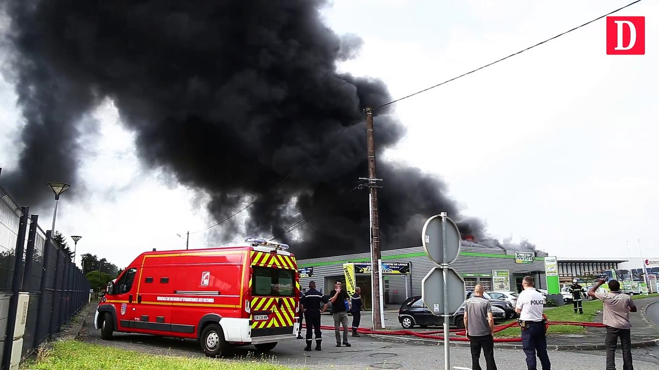 Incendie centre automobile Feu Vert à Tarbes