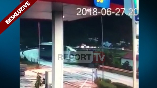 Report TV - VIDEO ekskluzive, kamioni del nga rruga në aksin Elbasan - Peqin, shoferi i dehur