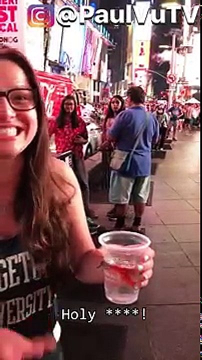 Tours de magie de rue par le magicien Paul Vu