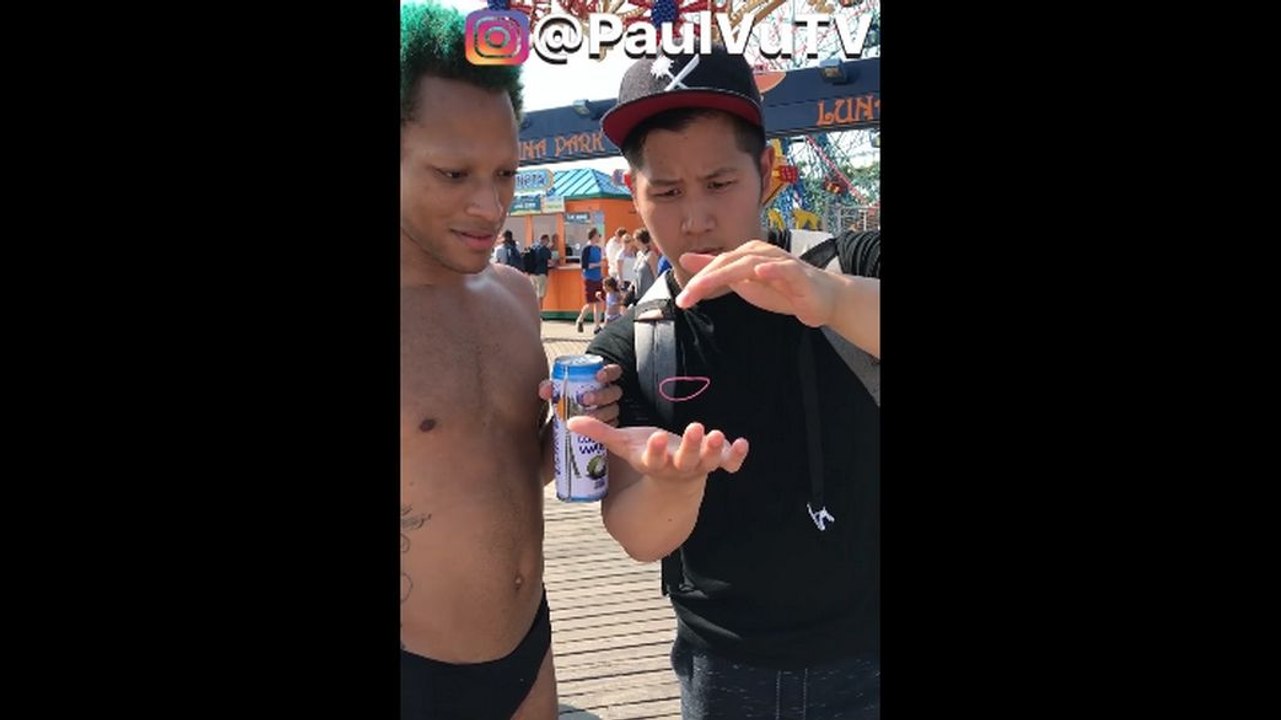 Tours de magie de rue par le magicien Paul Vu