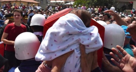 Konya'da, Şehidin Tabutunun Üzerine Bırakılan 1,5 Aylık Bebeği Yürekleri Dağladı
