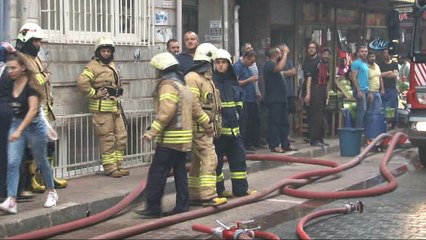 Fatih’te korkutan yangın mahalleliyi sokağa döktü